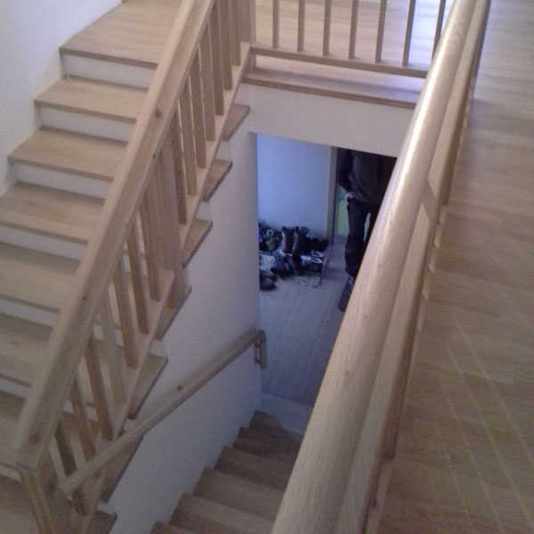 integrirane lesene stopnice