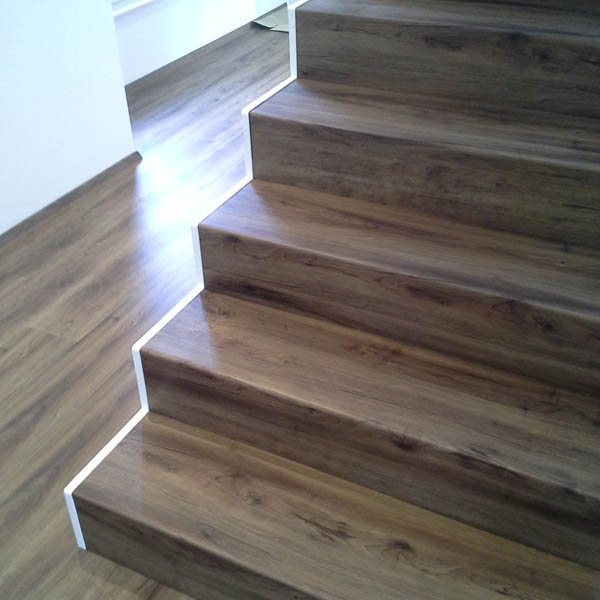 integrirane lesene stopnice