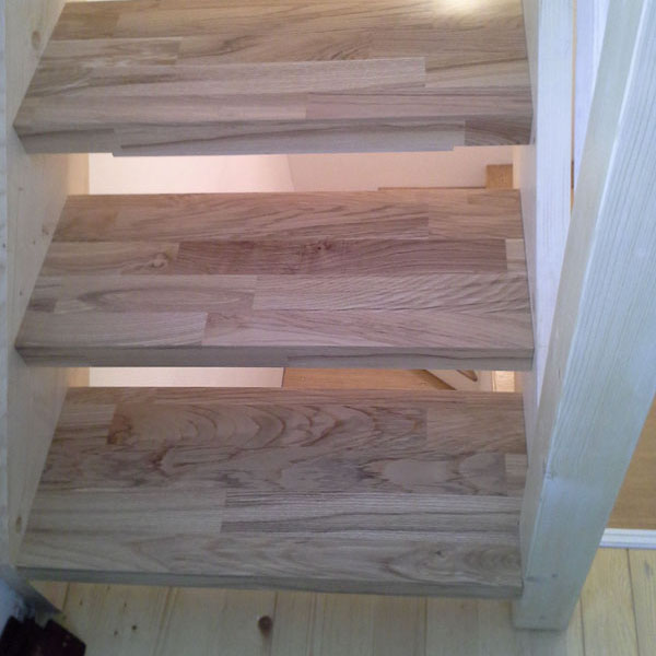 integrirane lesene stopnice