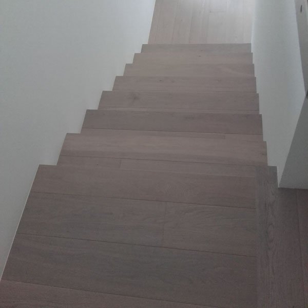integrirane lesene stopnice