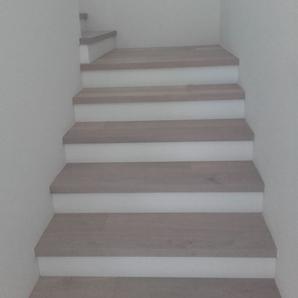 integrirane lesene stopnice
